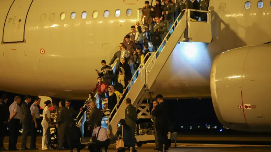 Avião chegou de Gaza nesta segunda. Foto: Antonio Cruz/Agência Brasil