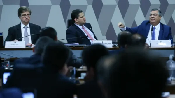 Ministro Flávio Dino e procurador Paulo Gonet ao lado do senador Davi Alcolumbre / Foto: Agência Brasil