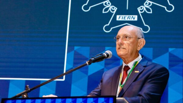 Roberto Serquiz, presidente da FIERN, durante cerimônia em Natal