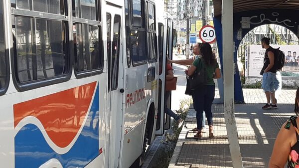 Passageiras sobem em ônibus na Zona Sul de Natal — Foto: Sérgio Henrique Santos/Inter TV Cabugi