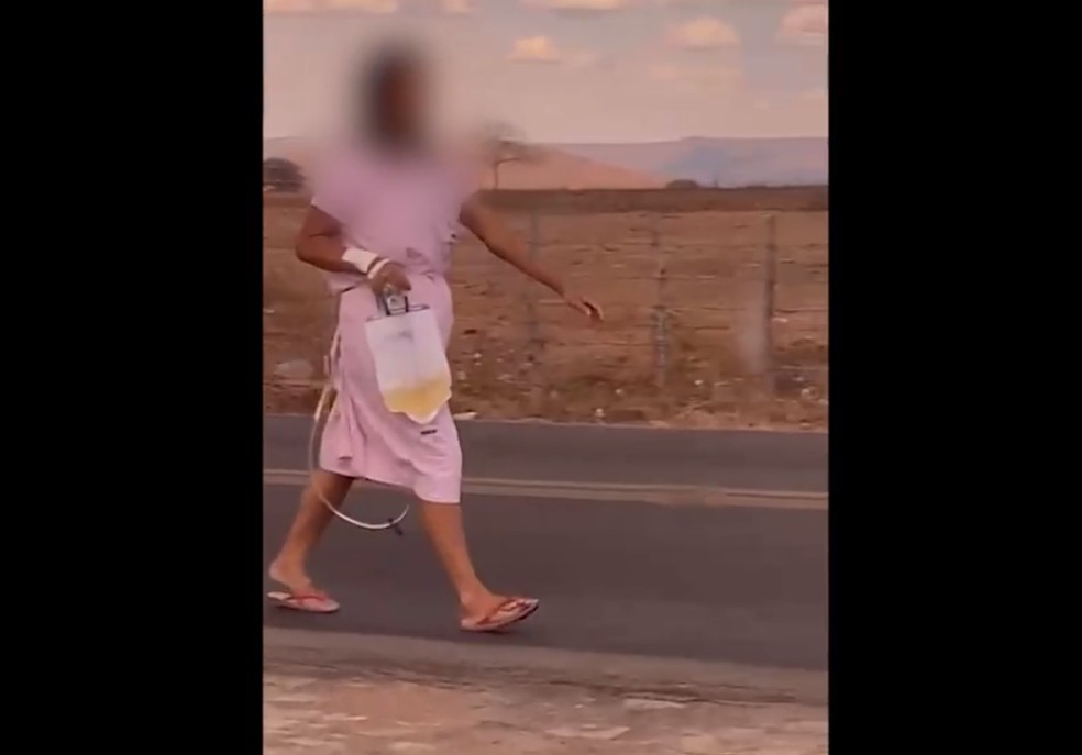 Paciente caminha com sonda após sair de hospital no interior do RN — Foto: Édney Sander/Cedida