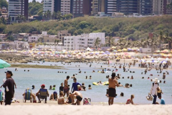Praias urbanas lotadas em Natal — Foto: Pedro Vitorino