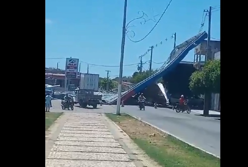 Cobertura de posto caiu após ventania — Foto: Reprodução