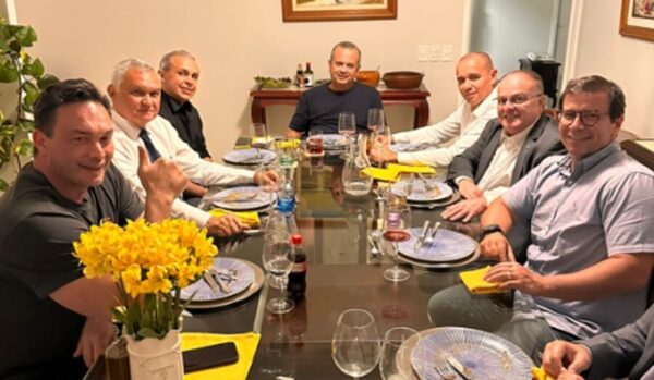 reuniao grupo Copia 900x524 narcisismo canibal