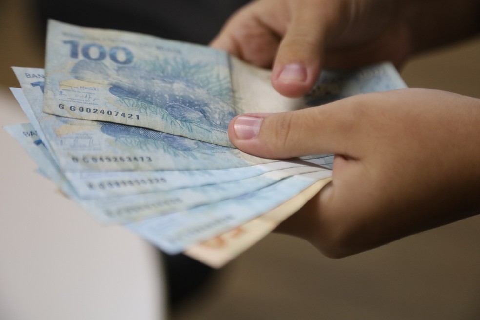 Dinheiro, notas de R$ 100 — Foto: Sandro Menezes