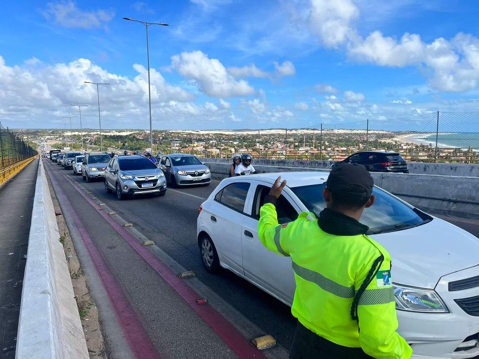 Agente da STTU orientando condutores na Ponte Newton Navarro, em Natal — Foto: Vinícius Marinho/Inter TV Cabugi