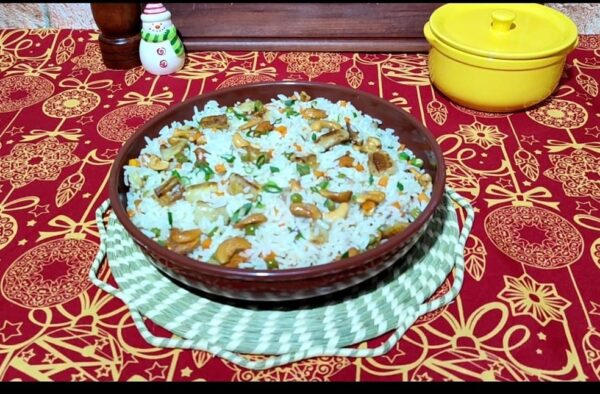 Arroz festivo com castanhas e banana — Foto: Foto: Inter TV Costa Branca