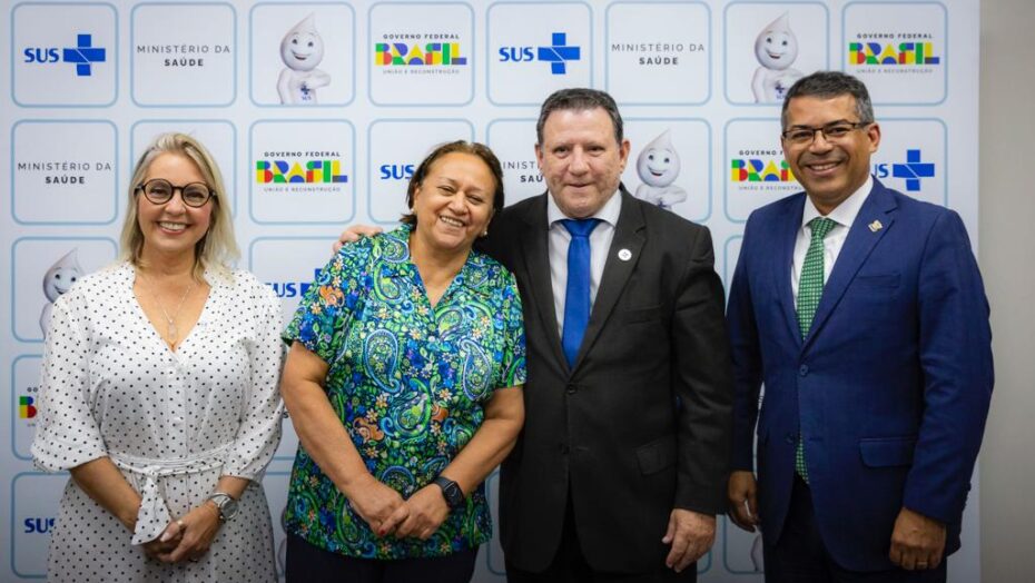 Fátima Bezerra ao lado de representantes do Governo Federal. Foto: Guia Dantas/Assecom.