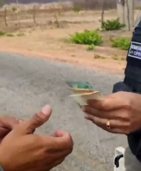 Homem ofereceu R$ 200 a PMs na RN-177 — Foto: Reprodução
