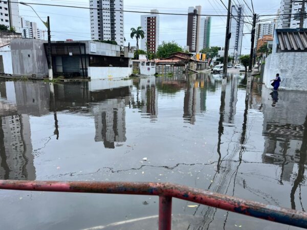 Alagamento no cruzamento das ruas Poti Nóbrega com José Gonçalves, em Natal. — Foto: Vinícius Marinho/Inter TV Cabugi