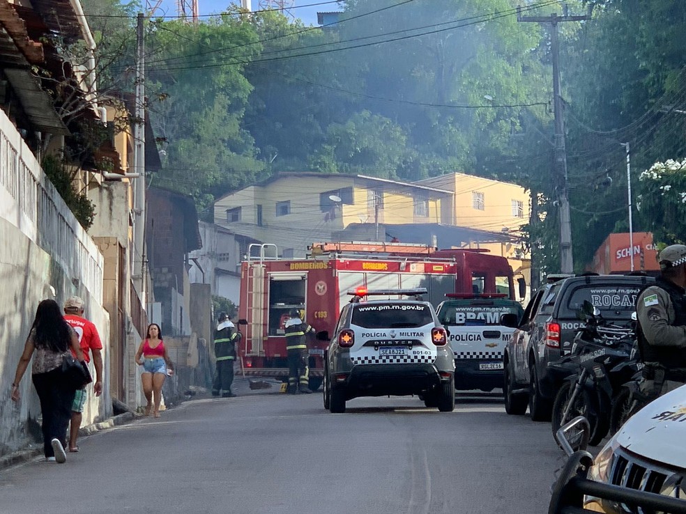 Adolescente de 14 anos é baleado durante patrulhamento da PM em Mãe Luíza — Foto: Gustavo Brendo / Inter TV Cabugi