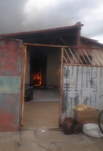 Casa incendiada em Ceará-Mirim, na Grande Natal — Foto: Reprodução