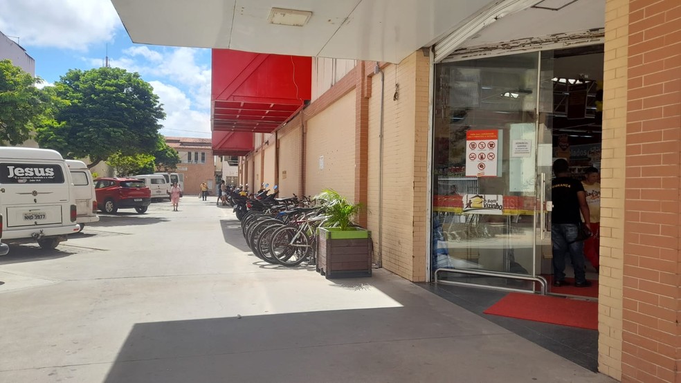 Criminosos rendem vigilante, arrombam cofre e roubam dinheiro de supermercado na Zona Oeste de Natal — Foto: Vanessa Camilo/Inter TV Cabugi