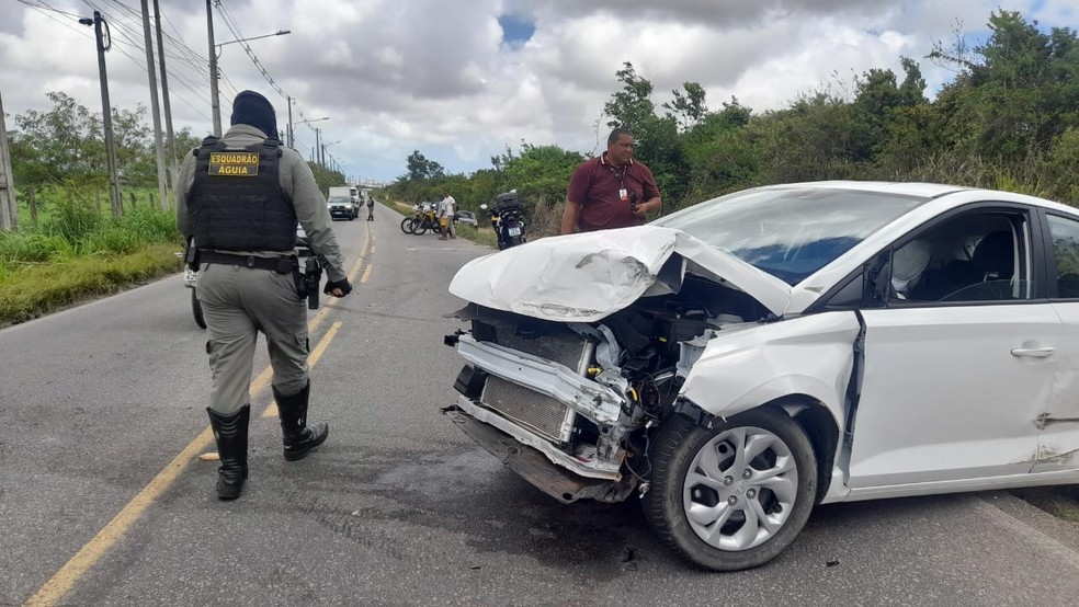 Policial ao lado de carro envolvido em acidente na avenida Olavo Montenegro em Parnamirim, RN — Foto: Vanessa Camilo/Inter TV Cabugi