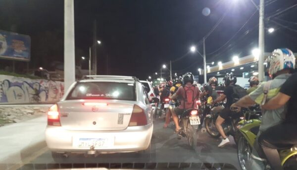 Trânsito ficou parado no trecho da Ponte de Igapó — Foto: Sérgio Henrique Santos/Inter TV Cabugi