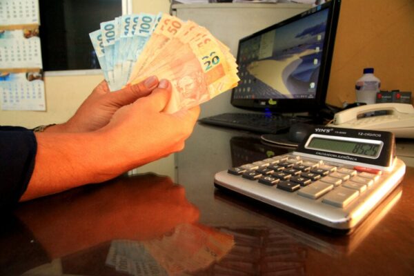 Um dos debates mais acalorados do ano se deu em torno da alíquota do ICMS, que subiu dois pontos percentuais em abril de 2023, indo a 20%, e em 2024 irá retornar aos 18%, após derrota do governo na AL