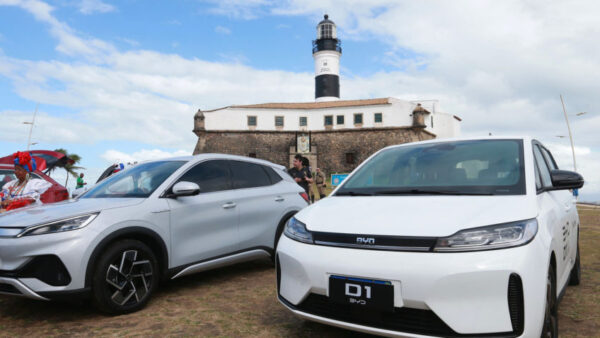 Veículos elétricos produzidos pela BYD no Farol da Barra, em Salvador, durante anúncio da empresa de implantar fábrica em Camaçari
