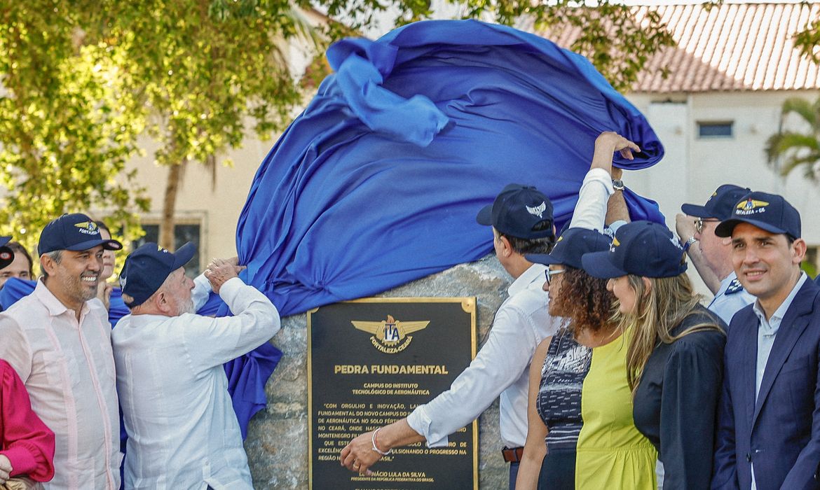 19.01.2024 - Presidente da República, Luiz Inácio Lula da Silva, durante a cerimônia de Assinatura do Decreto que cria o Campus Avançado do Instituto Tecnológico da Aeronáutica (ITA) em Fortaleza e de Lançamento da Pedra Fundamental, na Base Aérea de Fortaleza. Fortaleza - CE.  Foto: Ricardo Stuckert / PR