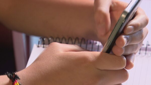 Criança com o celular na sala de aula — Foto: TV Globo/Reprodução/Arquivo