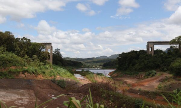 Brumadinho (MG), 23/01/2024 -Pontilhão por onde passavam os trens que carregavão o minério, no local onde funcionava a mina Córrego do Feijão da Vale do Rio Doce. Foto: Tânia Rêgo/Agência Brasil
