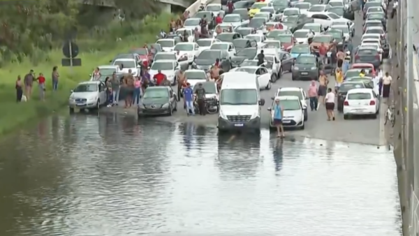 Alagamento em trecho da BR-040, próximo à refinaria de Duque de Caxias