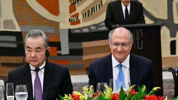 Wang Yi e Geraldo Alckmin