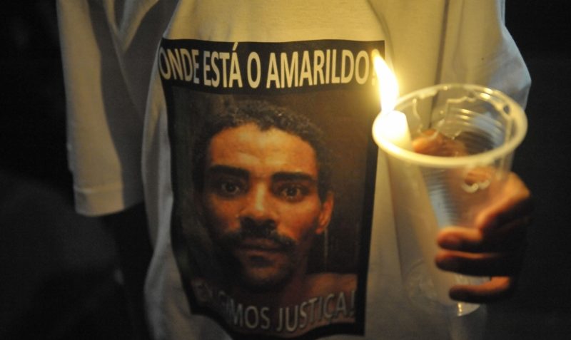 pessoa usa camiseta com imagem de Amarildo