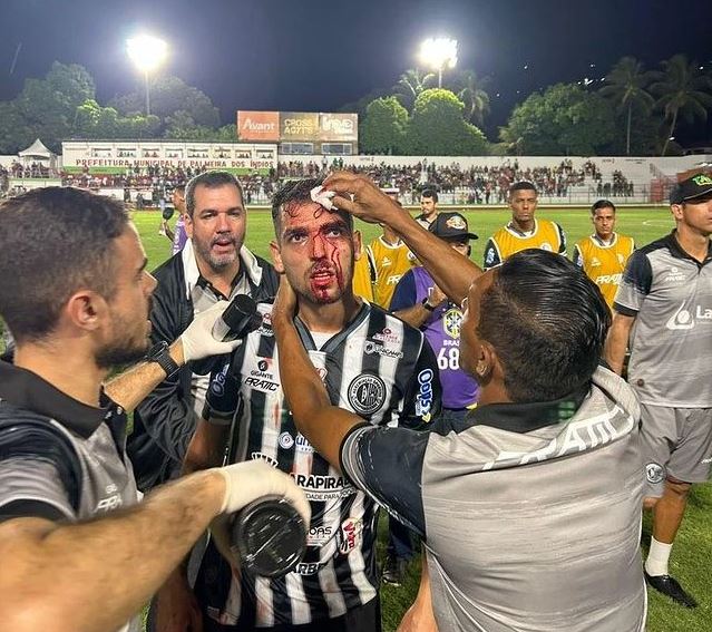 Lata arremessada em jogador