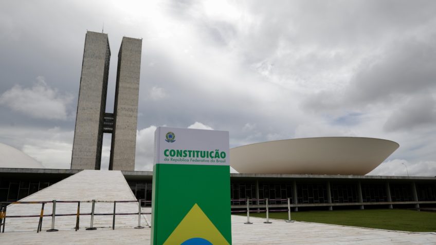 Fachada do Congresso Nacional com uma réplica gigante da Constituição