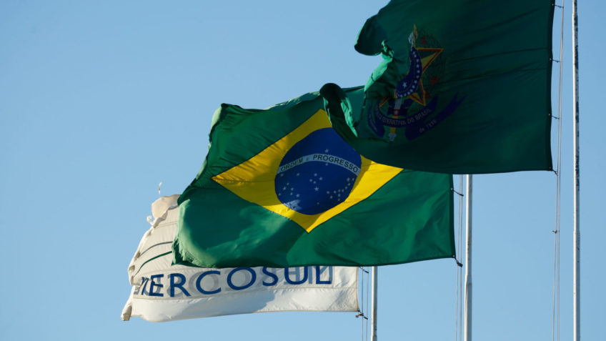 Bandeiras do Brasil e do Mercosul