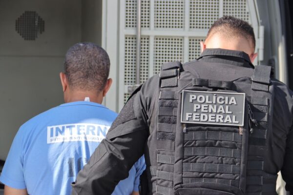 Fernandinho Beira-Mar durante transferência. — Foto: Reprodução