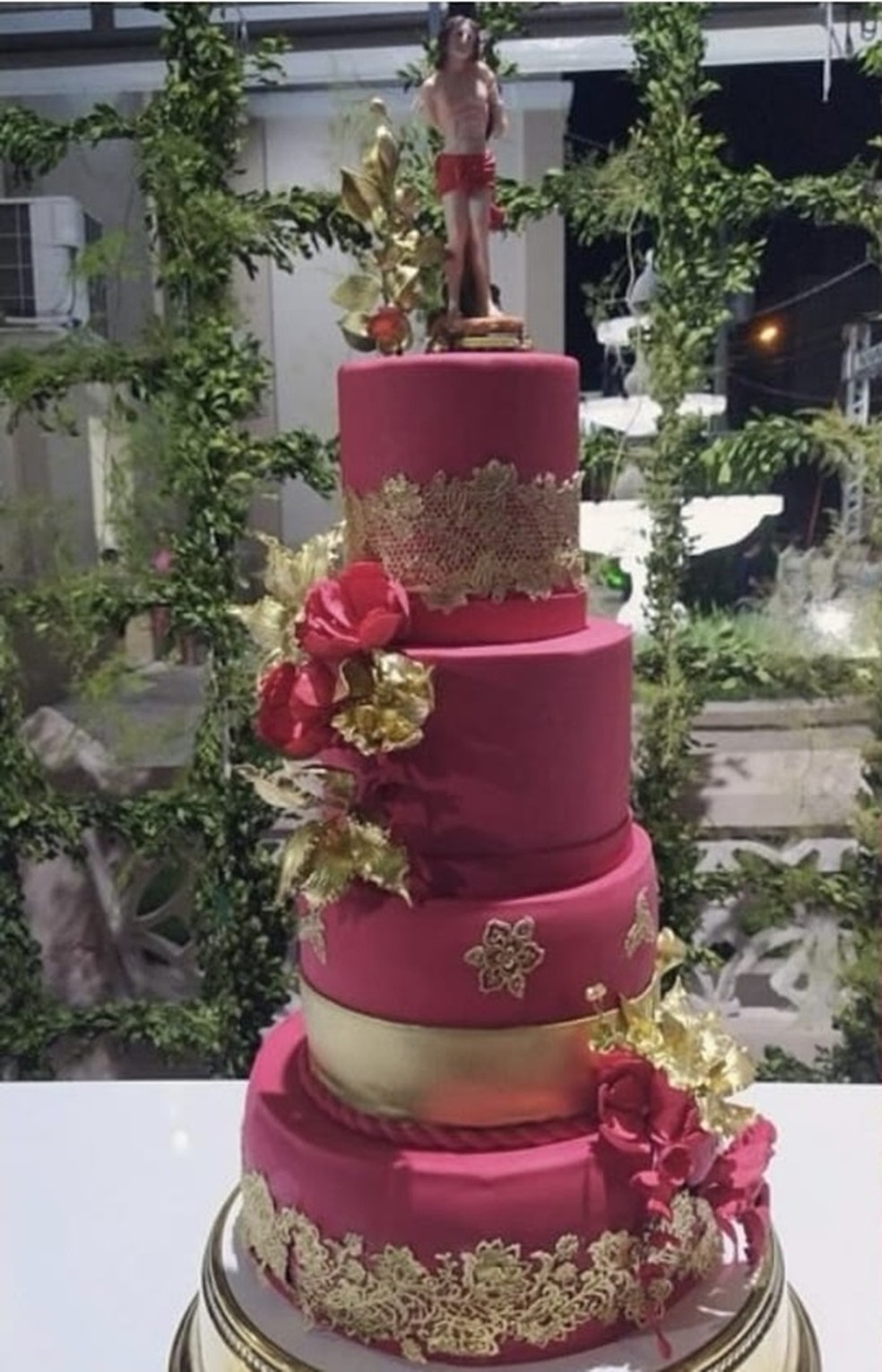 Bolo leiloado pela Paróquia de São Bento, na Paraíba — Foto: Reprodução