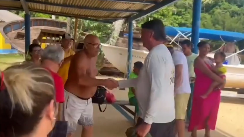 Bolsonaro cumprimentando apoiadores em Angra dos Reis