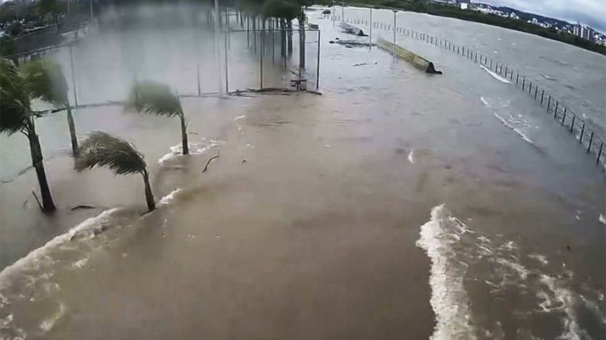 Ruas ficam alagadas em Porto Alegre