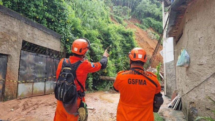 Bombeiros atuam nos resgates em Ricardo de Albuquerque, no Rio de Janeiro
