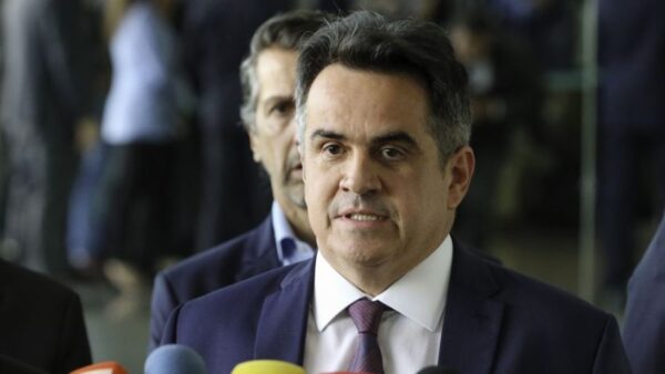 Ciro Nogueira fala com a imprensa no Palácio da Alvorada