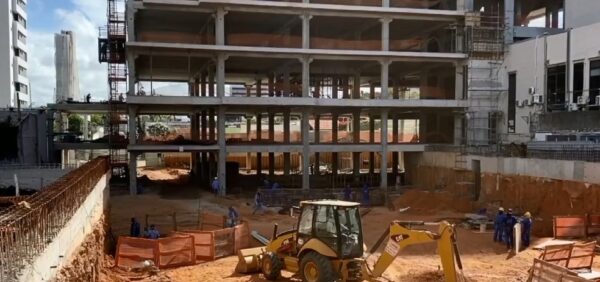 Obra de construção de prédio em Natal — Foto: Inter TV Cabugi/Reprodução