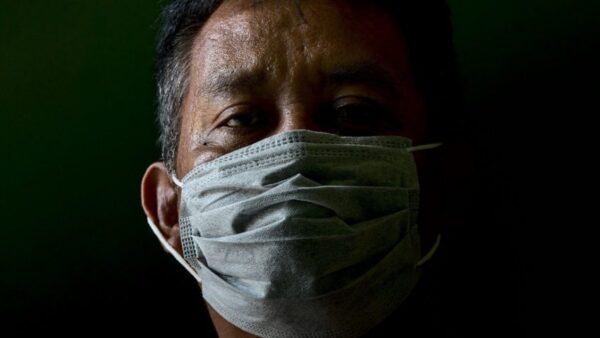 covid homem com máscara