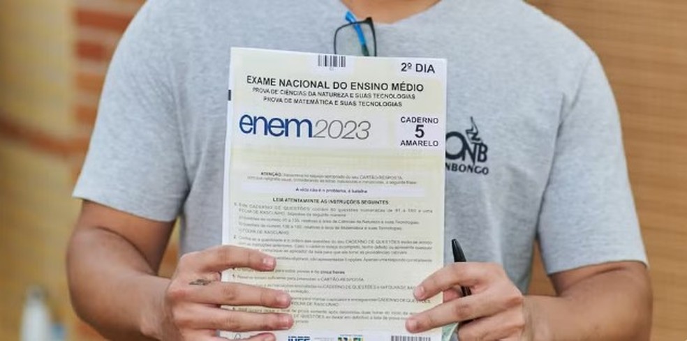 Resultado do Enem 2023 já está disponível. Na imagem, candidato mostra prova do 2º dia — Foto: Érico Andrade/g1