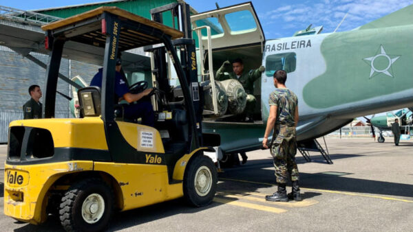 avião da FAB carregado com cestas básicas
