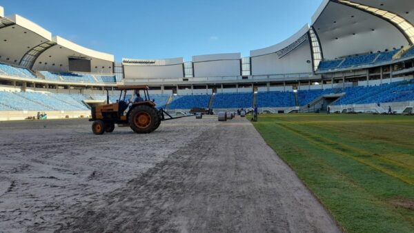 Arena das Dunas instala novo gramado — Foto: Vanessa Camilo/Inter TV Cabugi