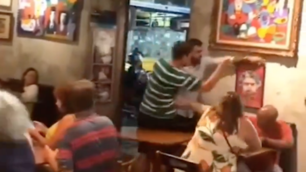 Homem quebrando quadro de Lula em bar no Rio