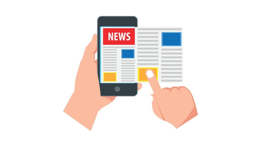 Uma mão segura um celular; com a outra mão, o internauta clica num jornal