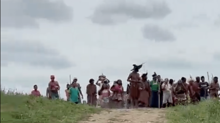 indígenas no local do conflito