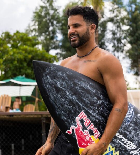 Italo Ferreira treina para o início da temporada 2024 no Havaí — Foto: Divulgação