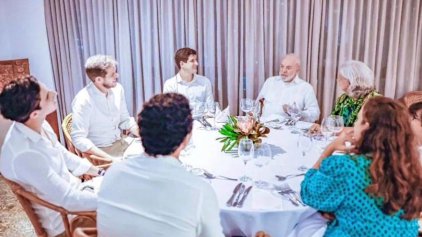 O presidente Luiz Inácio Lula da Silva (PT) em jantar com o prefeito de Recife, João Campos (PSB), sentado do lado direito do chefe do Executivo, e seus familiares
