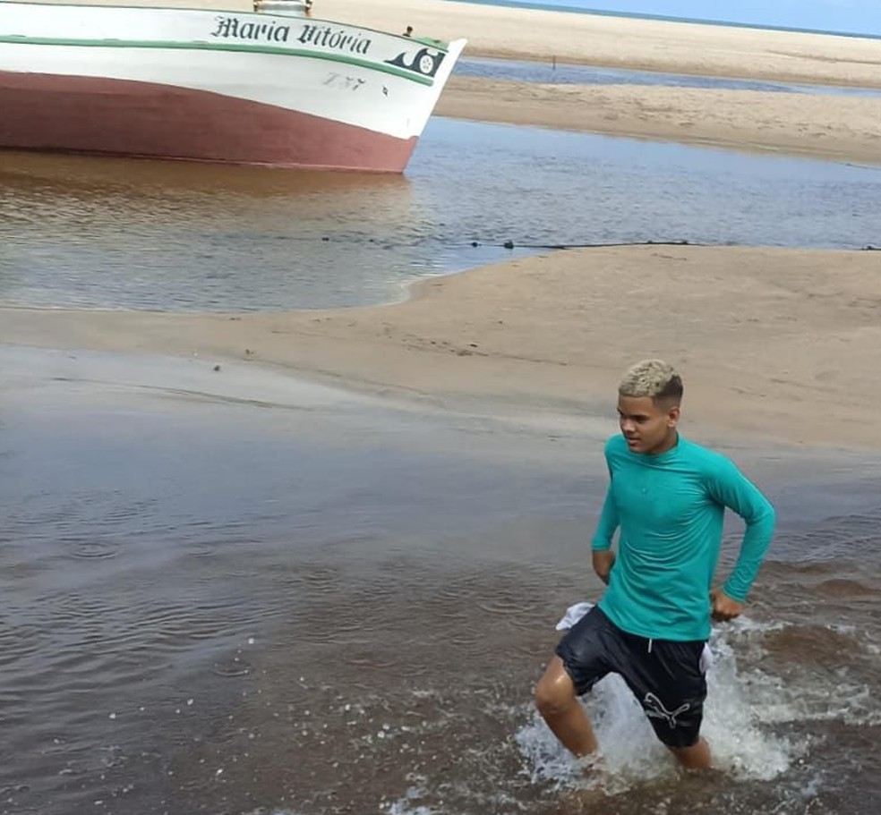 João Vitor brincava na praia no dia em que foi morto com uma facada — Foto: Cedida
