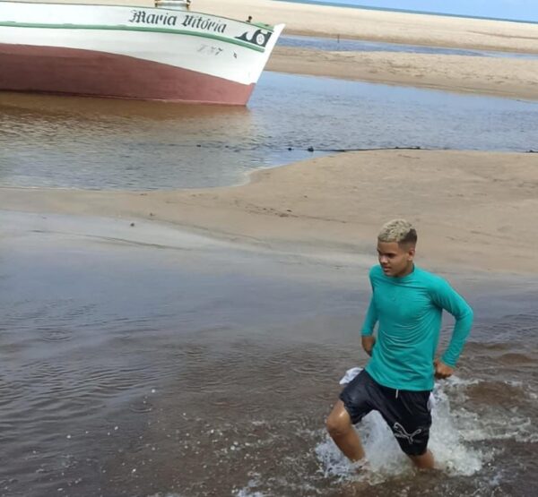 João Victor brincava na praia no dia em que foi morto com uma facada — Foto: Cedida