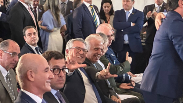 Os ministros Alexandre Padilha (Relações Institucionais) e José Múcio (Defesa) fazem o L no Congresso