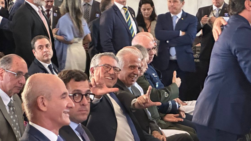 Os ministros Alexandre Padilha (Relações Institucionais) e José Múcio (Defesa) fazem o L no Congresso